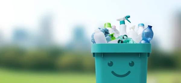 Niedlich Lächelnde Tonne Voller Gemischter Plastikabfälle Recycling Und Getrenntem Abfallsammelkonzept — Stockfoto