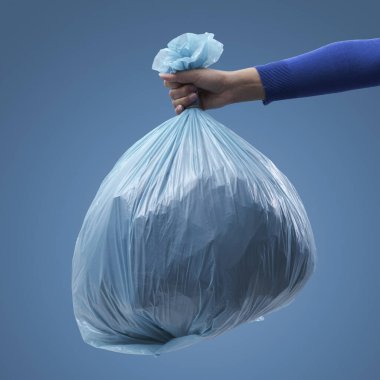 Büyük bir çöp torbası, geri dönüşüm konsepti.