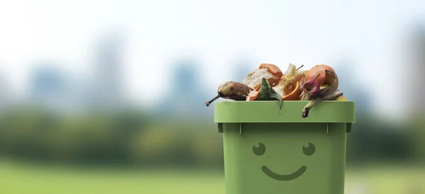 Sorrindo Caráter Bonito Lixo Bin Cheio Resíduos Orgânicos Biodegradáveis Coleta — Fotografia de Stock