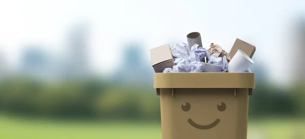 Schattig Glimlachend Recycling Bin Karakter Vol Papierafval Gescheiden Afvalinzameling Concept — Stockfoto