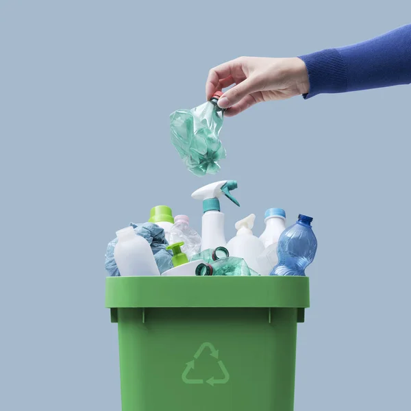 Kobieta Wrzucająca Plastikową Butelkę Pojemnika Śmieci Oddzielna Koncepcja Zbierania Odpadów — Zdjęcie stockowe