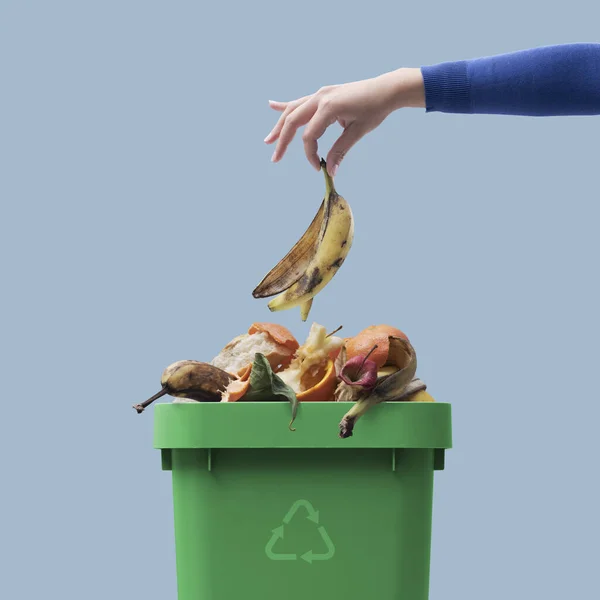 Kvinna Som Lägger Organiskt Biologiskt Nedbrytbart Avfall Återvinningsbehållare Separat Avfallsinsamlingskoncept — Stockfoto
