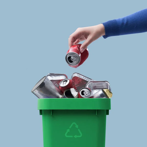 Kobieta Wyrzucająca Metalową Puszkę Kosza Śmieci Oddzielna Koncepcja Zbierania Odpadów — Zdjęcie stockowe