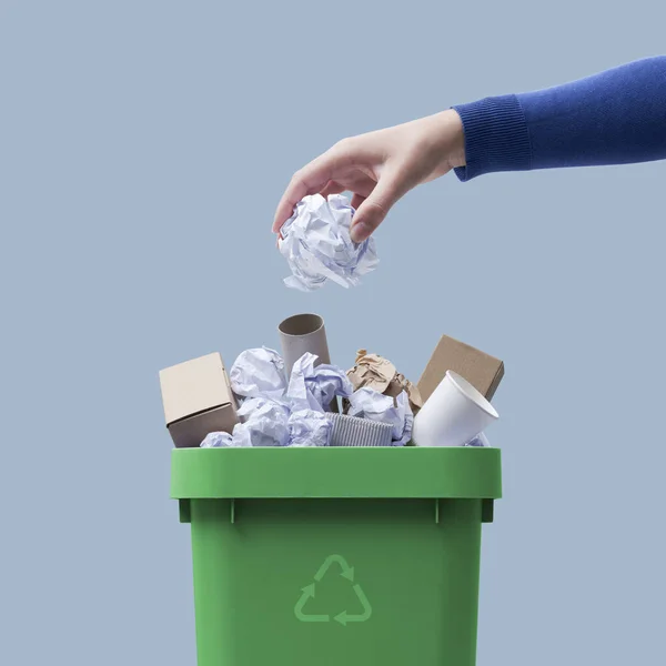 Mulher Colocando Papel Lixeira Coleta Separada Resíduos Conceito Reciclagem — Fotografia de Stock