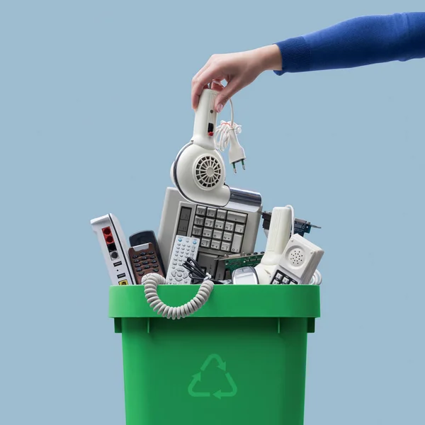 Mujer Poniendo Viejo Aparato Roto Cubo Basura Basura Electrónica Concepto — Foto de Stock