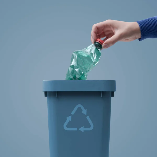 Kvinna Lägga Plastflaska Papperskorg Avfall Sortering Och Återvinning Koncept — Stockfoto