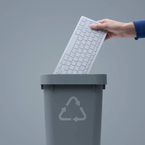 Kadın Çöp Kutusuna Bilgisayar Klavyesi Koyuyor Geri Dönüşüm Konsepti — Stok fotoğraf
