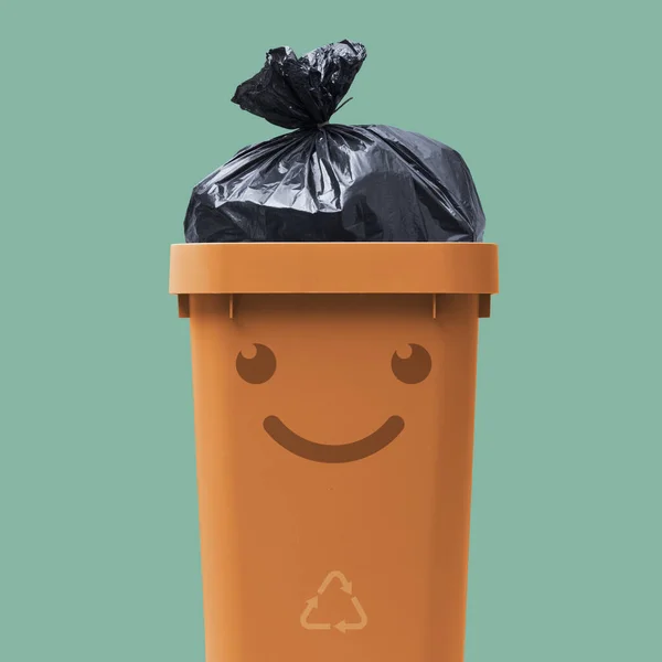 ごみ袋 廃棄物処理とリサイクルの概念を持つかわいい笑みを浮かべてごみビン — ストック写真