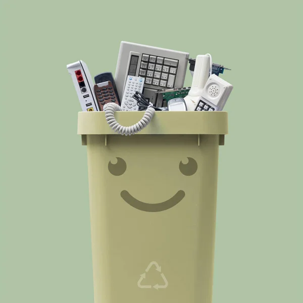 Reciclagem Bin Cheio Resíduos Eletrônicos Sorrindo Personagem Bonito — Fotografia de Stock