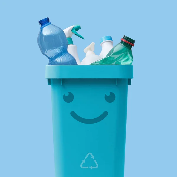 混合プラスチック廃棄物 リサイクル 個別の廃棄物収集コンセプトでいっぱいのかわいい笑顔のビン — ストック写真