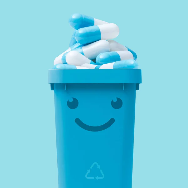 笑顔のゴミは期限切れの丸薬 医療廃棄物処理の概念を満たすことができます — ストック写真