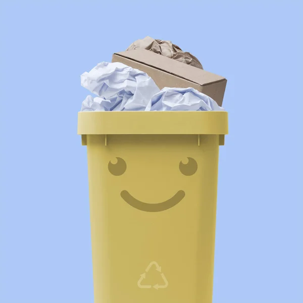 紙の廃棄物でいっぱいのかわいい笑顔のリサイクルビンキャラクター 別々の廃棄物収集コンセプト — ストック写真