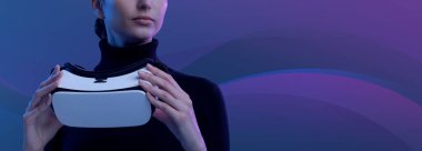 Çekici genç bir kadın, elinde bir VR kulaklığı tutuyor ve başka tarafa bakıyor, sanal gerçeklik ve metazıt konsept