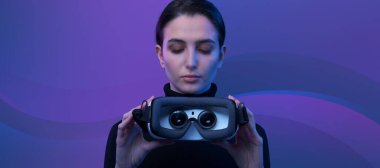 Güzel bir kadın VR kulaklık, sanal gerçeklik ve metazıt konsept gösteriyor.