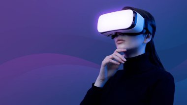 VR kulaklık takan genç ve güzel bir kadın sanal gerçekliği tecrübe ediyor, fütürist teknoloji kavramı.