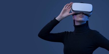 VR kulaklık takan genç ve güzel bir kadın sanal gerçekliği tecrübe ediyor, fütürist teknoloji kavramı.