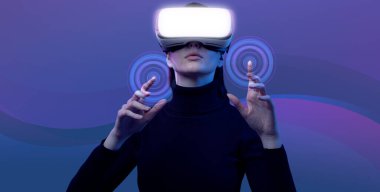Kadın VR kulaklık takıyor ve sanal gerçeklik, simülasyon ve metazom konseptiyle etkileşime geçiyor.