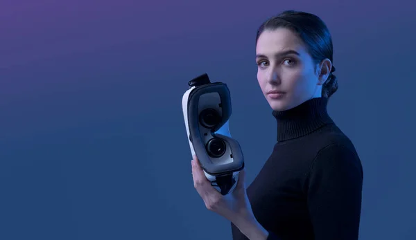 Mujer Joven Atractiva Sosteniendo Auricular Mirando Cámara Realidad Virtual Concepto —  Fotos de Stock
