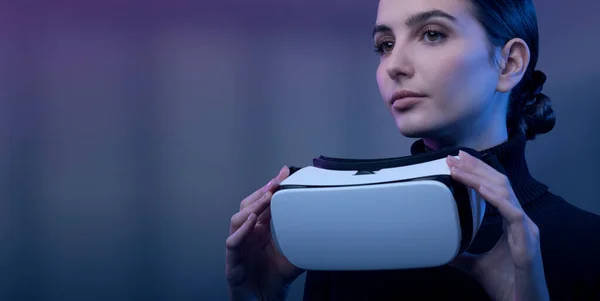 Femme Confiante Tenant Casque Détournant Les Yeux Réalité Virtuelle Métaverse — Photo