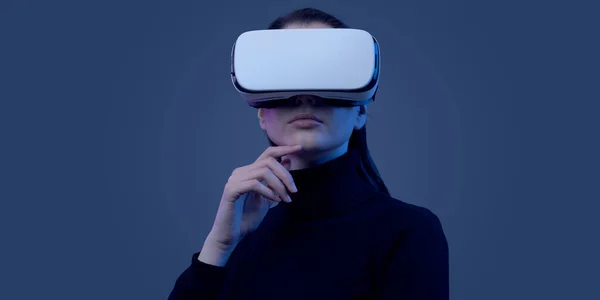 Giovane Bella Donna Con Auricolare Sperimentare Realtà Virtuale Concetto Tecnologia — Foto Stock