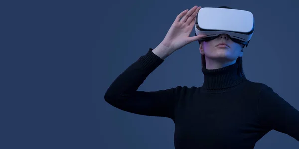 Jovem Mulher Bonita Vestindo Fone Ouvido Experimentando Realidade Virtual Conceito — Fotografia de Stock