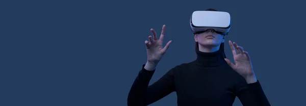 Mujer Con Auriculares Interactuando Con Interfaces Realidad Virtual —  Fotos de Stock