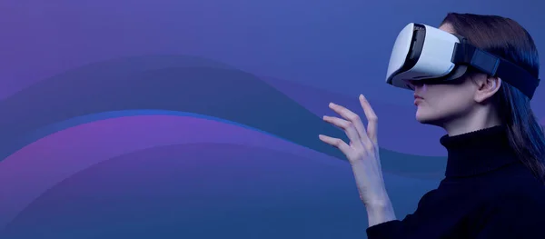 Mujer Con Auriculares Interactuando Con Realidad Virtual Simulación Concepto Metaverso —  Fotos de Stock