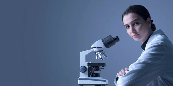 Junge Forscherin Mit Mikroskop Und Blick Auf Kamera Wissenschaft Und — Stockfoto