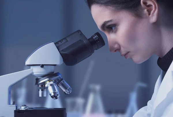 Jovem Pesquisadora Trabalhando Laboratório Ela Está Olhando Através Microscópio Verificando — Fotografia de Stock