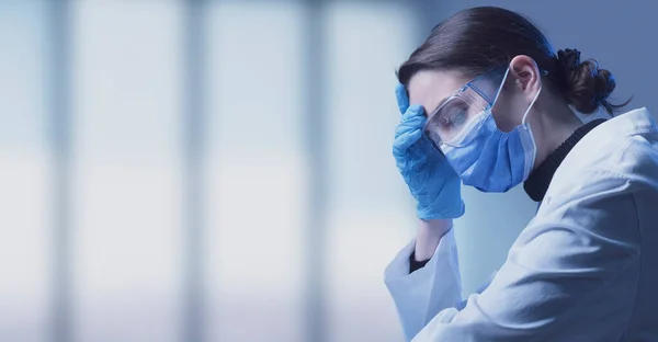 Pensive Onderzoeker Draagt Een Gezichtsmasker Raakt Haar Hoofd Medisch Onderzoek — Stockfoto