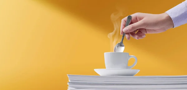 Frau Rührt Kaffee Auf Papierstapel Und Macht Pause — Stockfoto