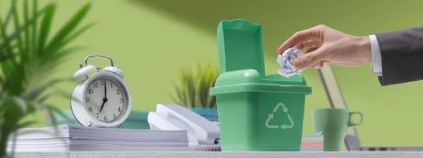 Geschäftsmann Legt Zerknülltes Papier Recyclingbehälter Entsorgungs Und Recyclingkonzept — Stockfoto