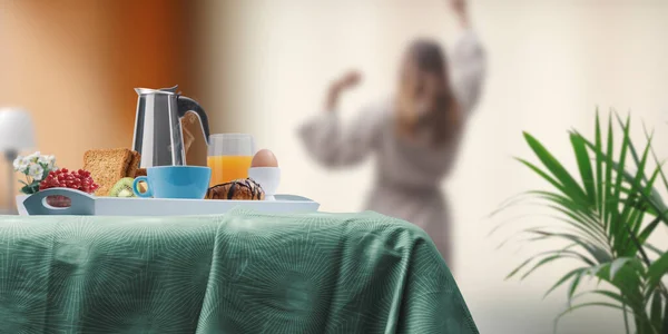 Taca Pysznym Śniadaniem Sypialni Kobieta Rozciągająca Ramiona Koncepcja Zdrowego Stylu — Zdjęcie stockowe
