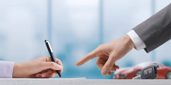 Klant Ondertekening Van Een Auto Aankoop Overeenkomst Verkoper Wijst Het — Stockfoto