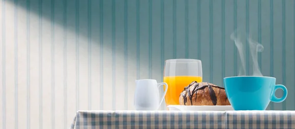 厨房桌上美味的早餐 橙汁和羊角面包 空白复制空间 — 图库照片