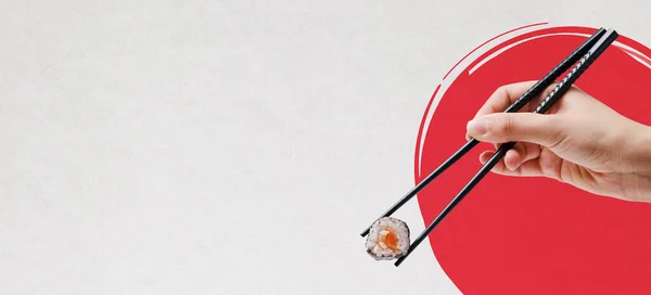 Hand Hält Essstäbchen Und Sushi Japanische Flagge Hintergrund — Stockfoto