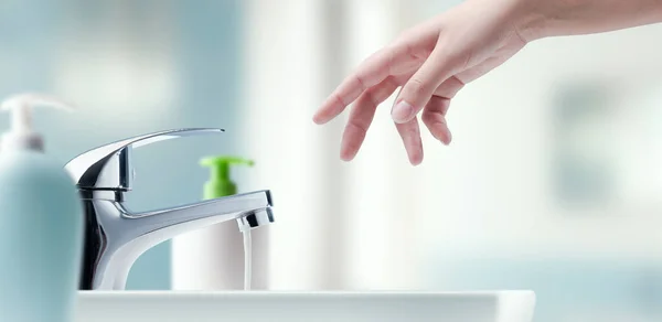 Femme Laver Les Mains Dans Évier Salle Bain Concept Hygiène — Photo