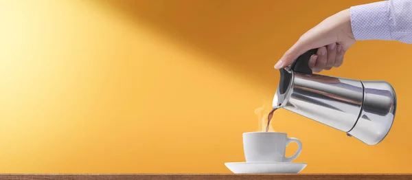 Kadın Kahve Molası Veriyor Sıcak Kahveyi Fincana Dolduruyor — Stok fotoğraf
