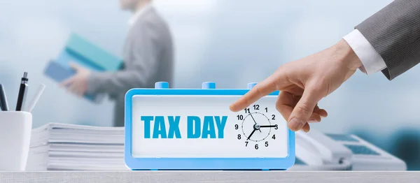 Empresário Apontando Para Lembrete Dia Fiscal Mesa Conceito Declarações Imposto — Fotografia de Stock