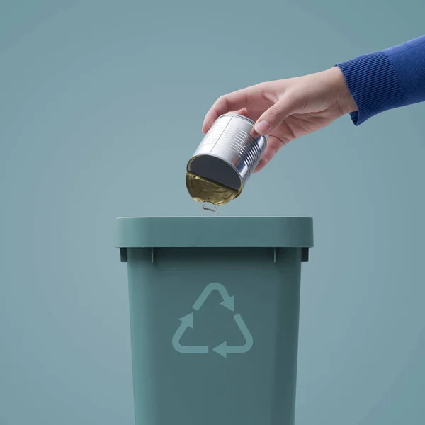 Frau Wirft Eine Dose Den Mülleimer Mülltrennung Und Recyclingkonzept — Stockfoto