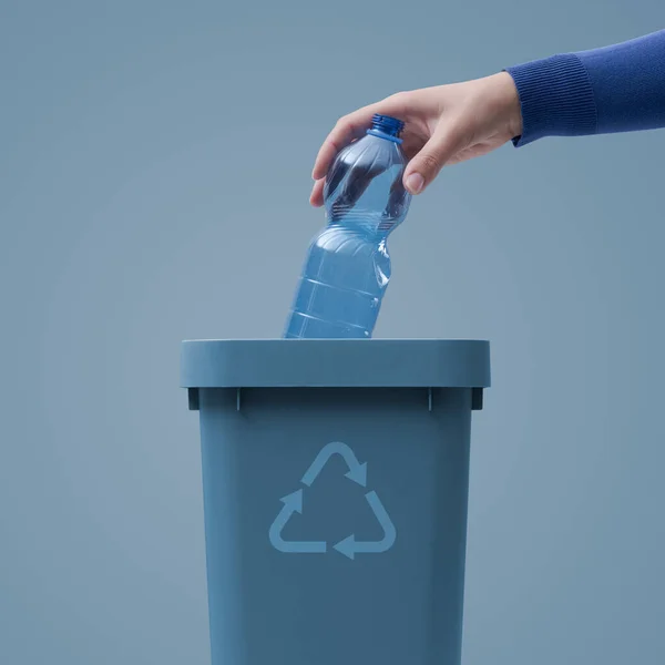 Kobieta Wrzucająca Plastikową Butelkę Kosza Śmieci Koncepcja Selektywnej Zbiórki Recyklingu — Zdjęcie stockowe