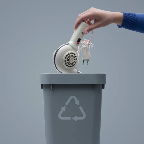 Mujer Poniendo Viejo Aparato Roto Papelera Concepto Reciclaje — Foto de Stock