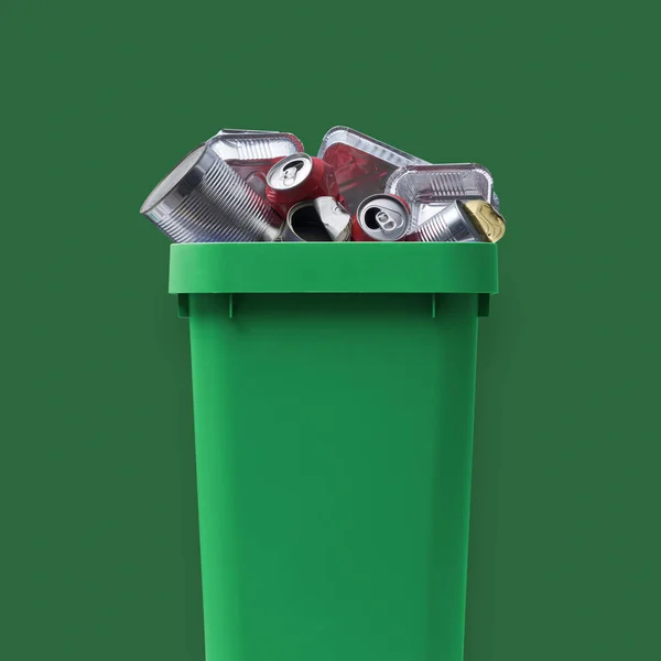 Odpadkový Koš Plný Kovového Odpadu Recyklace Odděleného Konceptu Sběru Odpadu — Stock fotografie