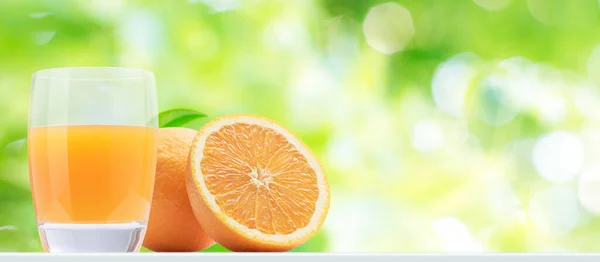 Glas Frischer Orangensaft Und Geschnittene Orangen Pflanzen Hintergrund Banner Für — Stockfoto