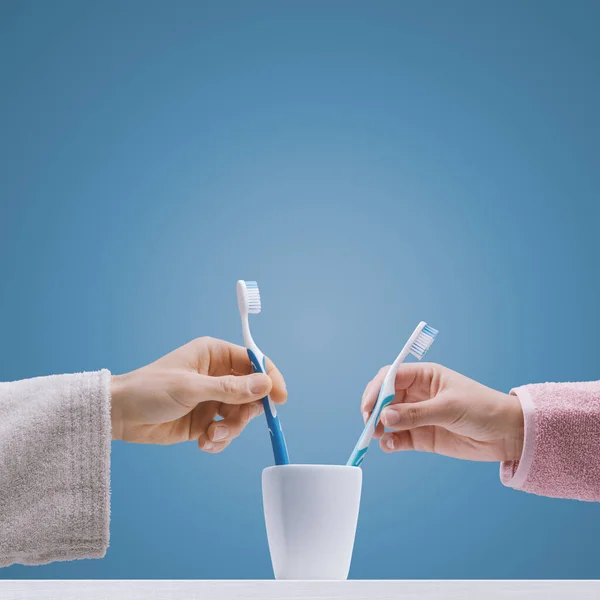 Hombre Mujer Albornoz Que Están Tomando Sus Pinceles Portaescobillas Concepto — Foto de Stock