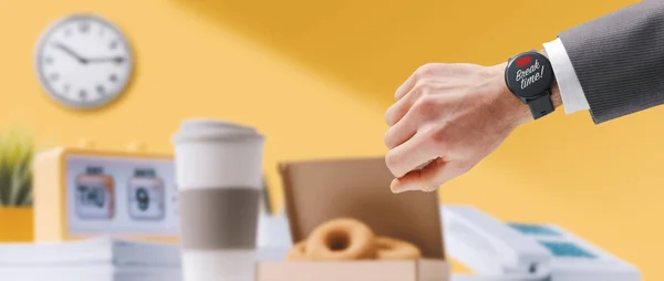 Zakenman Controleren Van Tijd Het Pauze Koffie Donuts Het Bureau — Stockfoto