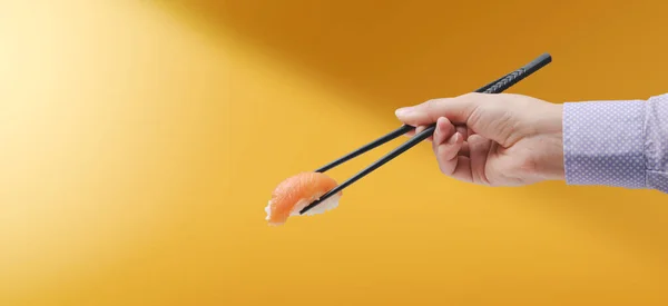 Mujer Recogiendo Sushi Usando Palillos Concepto Cocina Asiática — Foto de Stock