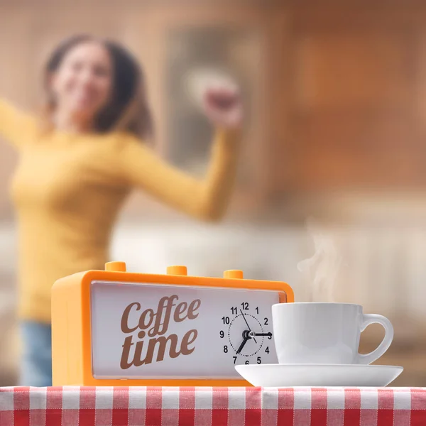 Mujer Joven Feliz Tomando Descanso Café Reloj Taza Café Primer — Foto de Stock