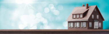 Arka planda model ev ve bokeh ışıkları: emlak ve ev yenileme konsepti