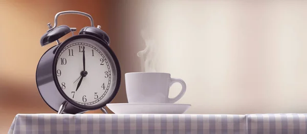 Vintage Väckarklocka Och Varmt Kaffe Köksbordet — Stockfoto